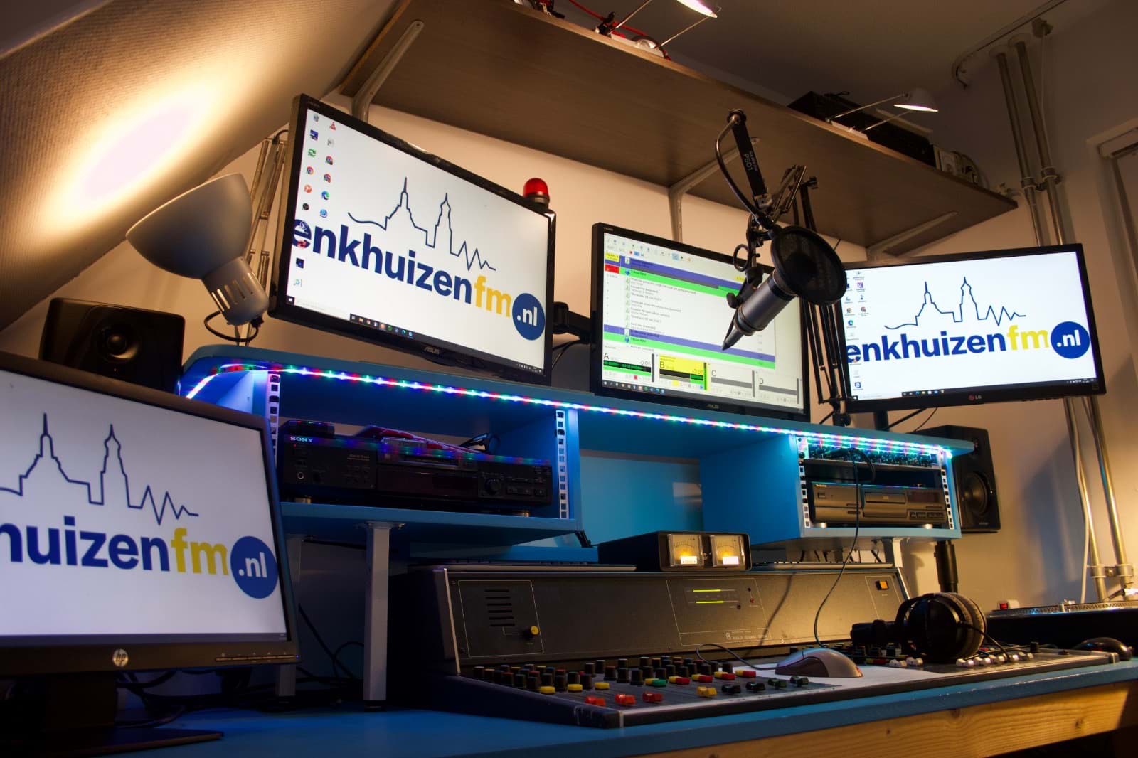 De studio's van Enkhuizen FM bevinden zich op verschillende locatie's